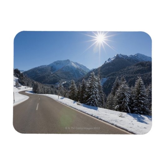 Magnet Flexible Route vide idyllique à travers un paysage hivernal (Horizontal)