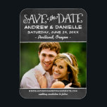 Magnet Flexible Rustic Script Chalkboard Photo Enregistrer la date<br><div class="desc">Une photo fantaisiste et unique enregistrer la conception de l'aimant date dispose de polices manuscrites avec un style craie blanche sur un arrière - plan avec un aspect rustique noir tableau noir. Personnalisez avec les détails du mariage et une photo de fiançailles préférée.</div>