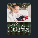 Magnet Flexible Rustique Green Plaid Joyeux Noël Photo<br><div class="desc">Joyeux Noël! Apportez une touche de joie de vacances à votre maison avec notre Aimant photo de Noël personnalisable! Parfait pour exposer des souvenirs chéris, cet aimant vous permet de le personnaliser avec votre photo festive préférée, ce qui en fait un ajout unique à votre décor de vacances. Un cadeau...</div>
