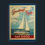 Magnet Flexible San Diego Vintage voyage de bateau à voile Califor<br><div class="desc">Ce Salutations From San Diego California vintage voyage design nautique comprend un bateau naviguant sur l'eau avec des mouettes et un ciel bleu rempli de somptueux nuages blancs bouffants.</div>