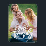 Magnet Flexible Script Lettré à la main de notre famille personnal<br><div class="desc">Affichez l'un des moments spéciaux de votre famille avec un aimant photo personnalisable. Cet aimant photo présente un script blanc écrit à la main "notre famille". Personnalisez en ajoutant votre photo et votre texte. Ce sera parfait comme cadeau de remise de diplômes.</div>
