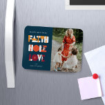 Magnet Flexible Script moderne Faith Hope Love Photo Holiday Magne<br><div class="desc">Écriture contemporaine moderne "foi espoir amour" couplée avec une police de script serif pour votre personnalisation créant un design de vacances super moderne et coloré. Vous avez le choix entre deux couleurs arrière - plans différentes : bleu marine et orange. Consultez notre magasin pour plus d'articles de cette collection.</div>
