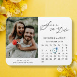 Magnet Flexible Simple Black Script Photo Enregistrer le calendrie<br><div class="desc">Script minimaliste noir élégant ‘Save the Date’ Magnet avec calendrier personnalisé avec une belle photo. Faites savoir à votre famille, à vos amis et à vos collègues que vous avez fixé une date pour votre fête mariage avec cet aimant élégant. Pour déplacer le marqueur Bague > cliquez sur bleu "Personnaliser"...</div>