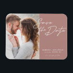 Magnet Flexible Simple mode Script Photo Save The Date Wedding<br><div class="desc">Le design élégant et moderne comprend un script de typographie Save The Date et votre photo préférée contre un arrière - plan blush. Idéal pour annoncer votre prochain mariage de manière à la mode et minimaliste. Customisez facilement les détails importants et votre meilleure photo de choix.</div>