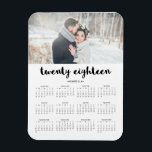 Magnet Flexible Simple Typographie tendance 2018 Calendrier photo<br><div class="desc">Cet aimant de calendrier 2018 moderne et élégant présente une typographie qui dit "vingt-dix-huit",  personnalisée avec votre nom et votre photo.</div>