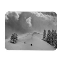 Skieurs de randonnée dans la poudreuse