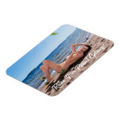 Magnet Flexible Spring Break Girl Lying on Sandy Beach (Côté Gauche)