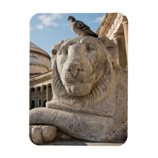 Magnet Flexible Statue de lion devant une église historique (Vertical)