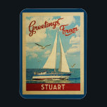 Magnet Flexible Stuart Sailboat Vintage voyage Floride<br><div class="desc">Ce Salutations de Stuart Florida vintage voyage design nautique comprend un bateau naviguant sur l'eau avec des mouettes et un ciel bleu rempli de somptueux nuages blancs bouffants.</div>