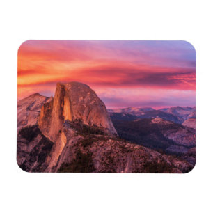 Magnet Flexible Sun plaçant au-dessus d'un paysage rocheux