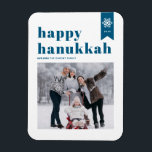 Magnet Flexible Typographie bleue Snowflakes Photo Happy Hanoukka<br><div class="desc">Heureux Hanoukka ! | Envoyez vos souhaits de vacances avec cet aimant photo Hanoukka personnalisable. Il présente une typographie bleue rétro audacieuse et des accents de flocon de neige. Personnalisez en ajoutant des noms,  année et photo. Cette photo festive Happy Hanoukka aimant est disponible en différentes couleurs et cartons.</div>