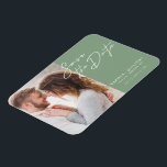 Magnet Flexible Typographie Moderne Simple Photo Enregistrer La Da<br><div class="desc">Le design élégant et moderne comprend un script de typographie Save The Date et votre photo préférée contre un arrière - plan vert sage. Idéal pour annoncer votre prochain mariage de manière à la mode et minimaliste. Customisez facilement les détails importants et votre meilleure photo de choix.</div>