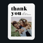 Magnet Flexible Typographie noir Retro Mariage photo moderne<br><div class="desc">Envoyez une appréciation sincère avec notre mariage photo personnalisable, merci aimnet, conçu pour combiner magnifiquement la typographie rétro audacieuse avec un élégant script manuscrit. Cet aimant de remerciement offre une façon unique et élégante d'express votre gratitude aux invités qui ont célébré votre journée spéciale. Personnalisez la carte avec vos détails....</div>
