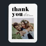 Magnet Flexible Typographie noir Retro Mariage photo moderne<br><div class="desc">Envoyez une appréciation sincère avec notre mariage photo personnalisable, merci aimnet, conçu pour combiner magnifiquement la typographie rétro audacieuse avec un élégant script manuscrit. Cet aimant de remerciement offre une façon unique et élégante d'express votre gratitude aux invités qui ont célébré votre journée spéciale. Personnalisez la carte avec vos détails....</div>