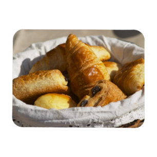 Magnet Flexible Un panier de petit-déjeuner en osier avec des croi