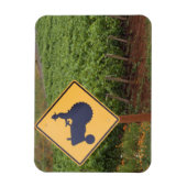 Magnet Flexible Un tracteur jaune qui traverse le vignoble (Vertical)