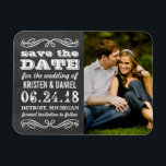 Magnet Flexible Vintage Black Chalkboard Photo Enregistrer la date<br><div class="desc">Annoncez votre mariage avec style avec ces Magnet Réservez la date photo vintages et chic ! Caractéristiques de la typographie mixte blanche et élégante touche de design de défilement sur un arrière - plan avec une apparence texturée de tableau noir. Personnalisez avec votre texte personnalisé et votre photo fiançailles préférée....</div>