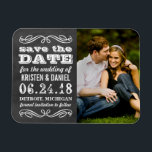 Magnet Flexible Vintage Black Chalkboard Photo Enregistrer la date<br><div class="desc">Annoncez votre mariage avec style avec ces Magnet Réservez la date photo vintages et chic ! Caractéristiques de la typographie mixte blanche et élégante touche de design de défilement sur un arrière - plan avec une apparence texturée de tableau noir. Personnalisez avec votre texte personnalisé et votre photo fiançailles préférée....</div>