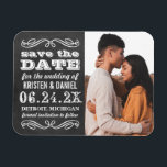 Magnet Flexible Vintage Black Chalkboard Photo Enregistrer la date<br><div class="desc">Annoncez votre mariage avec style avec ces Magnet Réservez la date photo vintages et chic ! Caractéristiques de la typographie mixte blanche et élégante touche de design de défilement sur un arrière - plan avec une apparence texturée de tableau noir. Personnalisez avec votre texte personnalisé et votre photo fiançailles préférée....</div>