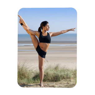 Magnet Flexible yoga de pratique de femme sur le port de plage