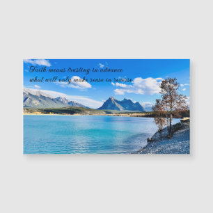 Magnet met foto van bergmeer en inspirerend citaat