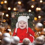 Magnet photo pour bébé de Noël<br><div class="desc">Elégante carte magnétique de Noël avec un beau verset biblique sur Jésus dans la typographie blanche cursive. Pour nous,  un enfant naît. Ésaïe 9:6. Une belle carte de vacances pour bébé nouveau-né avec une photo complète sous les écritures religieuses.</div>