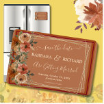 MAGNET Terracotta Floral Élégant Date de sauvegard<br><div class="desc">Cette belle aquarelle Magnet Save the Date dispose d'un arrière - plan en terre cuite avec des fleurs beiges et oranges brûlées entourées de verdure et cadre doré. Des touches de calligraphie accompagnent parfaitement les belles fleurs. Un beau choix de design pour donner le ton à votre fête mariage. Pour...</div>