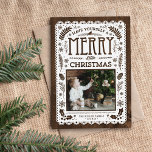 Magnétique Carte photo Russe Winter Woodland Cutout Christmas<br><div class="desc">Cartes magnétiques de vacances photo imprimées sur mesure abordables avec des modèles simples pour la personnalisation. Ce design neutre et fantaisiste présente un arrière - plan en faux bois, découpé en papier avec des éléments de nature rustique et une typographie mixte. Le texte dit "Ayez-vous un joyeux petit Noël". Personnalisez-le...</div>