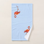 Magnifique flamant rose sur fond bleu clair (Serviette à main)