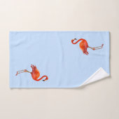 Magnifique flamant rose sur fond bleu clair (Serviette à main)