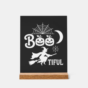 Magnifique modèle de sorcière d'Halloween sous la