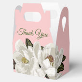 Magnolia bloeit op roze bedankdoosjes (Geopend)