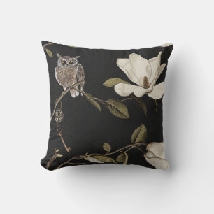 Magnolia bos met uilen 02 Zwart Wit Olijf Kussen