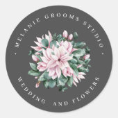 Magnolia en eucalyptus donkergrijze trouwbloemen ronde sticker (Voorkant)