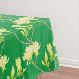 Magnolias jaunes sur une nappe