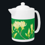 Magnolias jaunes sur une théière<br><div class="desc">Le design de ce produit est basé sur une peinture de moi, de Magnolias jaunes qui a deux fleurs et quelques bourgeons dans différentes étapes de l'évolution. Le printemps est bientôt terminé mais avec ce design vous pouvez le savourer toute l'année.</div>
