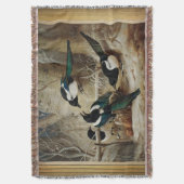 Magpies rond een dood Vrouw auerhoen Deken (Voorkant Verticaal)