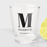 Maid of Honor Monogramme Nom Verre de tir<br><div class="desc">La typographie moderne minimaliste monogramme design qui peut être modifié pour personnaliser. Parfait pour remercier votre bonne d'honneur pour toute l'aide et le soutien qu'elle a apportés pour rendre votre mariage extraordinaire.</div>