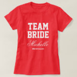 maillot de football féminin de l'équipe rose<br><div class="desc">Chemise maillot de football pour mariée de l'équipe rose. Tee - shirts personnalisés avec bandes sportives et texte personnalisé. Vêtements amusants pour l'équipe de mariage, soirée bachelorette etc. Faites votre propre pour que la mariée soit et épouse l'entourage; demoiselles d'honneur, femme de ménage, cousin, soeur, amis, etc. Disponible en différentes...</div>