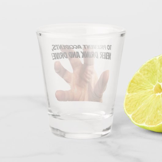 Main dans le verre de tir (Dos)