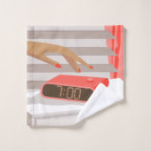 Main des femmes poussant le bouton snooze du révei (Gant de toilette)