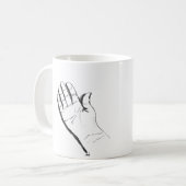 main noire et blanche sur une tasse à café (Devant gauche)