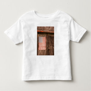 Maine, Amerikaanse vlag op deur van oude schuur Kinder Shirts