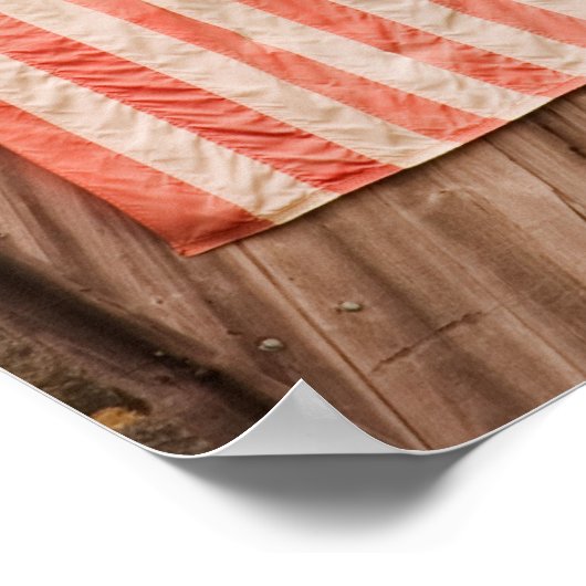Maine, Amerikaanse vlag op deur van oude schuur Poster (Hoek)