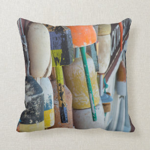 Maine, Bar Harbour. Kleurrijke kreeftenvangboeien Kussen