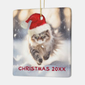 Maine Coon Cat Dashing Door De Sneeuw Keramisch Ornament (Links)