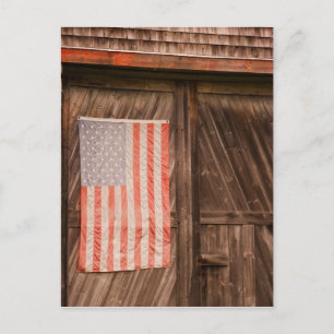 Maine, vervaagde Amerikaanse vlag op deur van oude Briefkaart