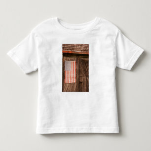 Maine, vervaagde Amerikaanse vlag op deur van oude Kinder Shirts
