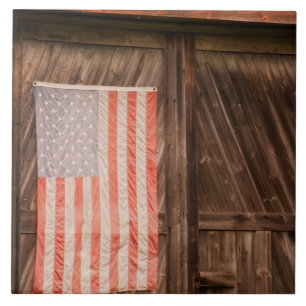 Maine, vervaagde Amerikaanse vlag op deur van oude Tegeltje