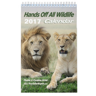 Mains outre de tout le calendrier de faune (d'une